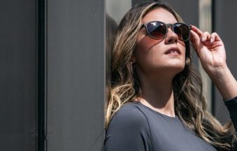 WM1220_braun_Frau_Blick_Sonne_elegant